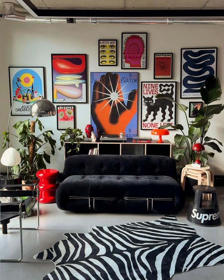Moodboard Another Light: sofa đen, tường poster, cây xanh và thảm zebra trong phòng khách retro